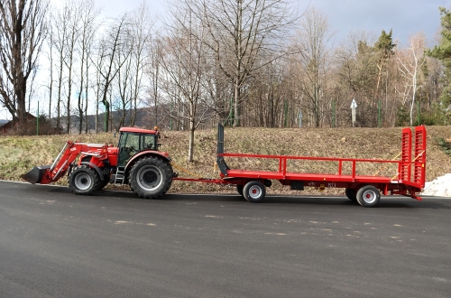 Traktorový přepravník balíků PLT 8